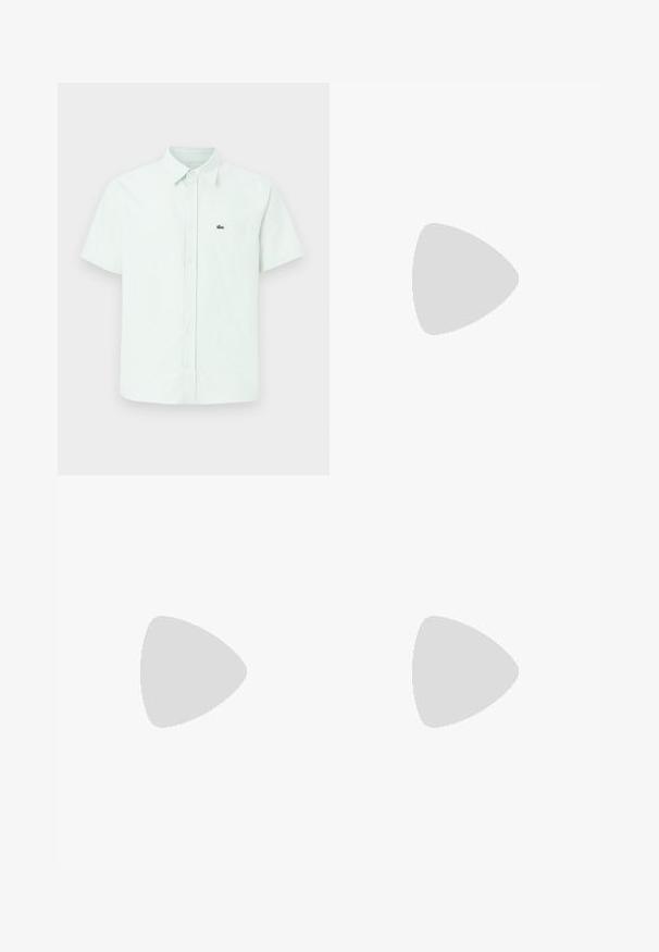 Camicia a maniche corte con bottoni di colore verde chiaro, con righe verticali bianche e una tasca sul petto. Presenta un colletto e il logo Lacoste.; Pantaloni beige con una texture liscia, taglio dritto, due tasche posteriori con bottoni e vita standard.; Sneaker in suede blu navy con profilo basso, punta tonda e suola in gomma beige a contrasto. Presenta lacci tonali e una morbida foderatura in tessuto.; Occhiali da sole neri con una montatura in plastica elegante, lenti scure con gradiente, forma geometrica e branding distintivo sulla tempia.