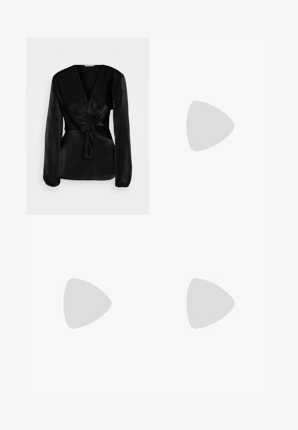 Svart satinblus med långärmar, djup V-halsringning, knutdetalj i midjan och subtil lyster, med rynkade ärmar för extra struktur.; Svarta polyester culottbyxor med elastisk midja, två framfickor och en lös silhuett. Inga synliga mönster eller hårdvarudetaljer.; Svarta lackläder slingback klackar med spetsig tå och geometrisk klack. Har en elegant, minimalistisk design och slät yta.; Svart läderhandväska med en böjd form, avtagbar rem och guldiga detaljer. Väskan har ett lock med en spänndetalj.