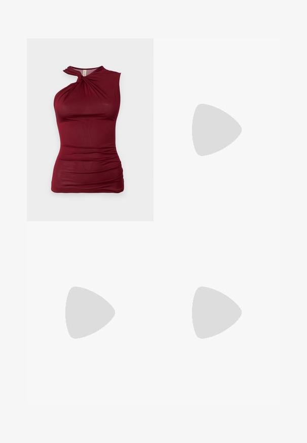 Top sin mangas color burdeos con un escote retorcido, hecho de una tela suave y elástica. Presenta detalles fruncidos a lo largo de los lados para añadir textura.; Pantalones de pierna ancha negros con frente plisado, bolsillos laterales y una textura de tela suave. Diseñados para un ajuste relajado.; Mocasines de cuero negro con punta redonda, que cuentan con un diseño cosido, suela de plataforma baja y una suela de goma texturada y con tacos.; Gafas de sol negras con lentes degradados, forma cuadrada y una patilla con un patrón texturizado en blanco y negro. Presenta un acento de logo en plateado.; Aros de plata en forma de aro con un acabado liso y brillante. Diseño redondeado y ligero, con cierre de tipo post-back.