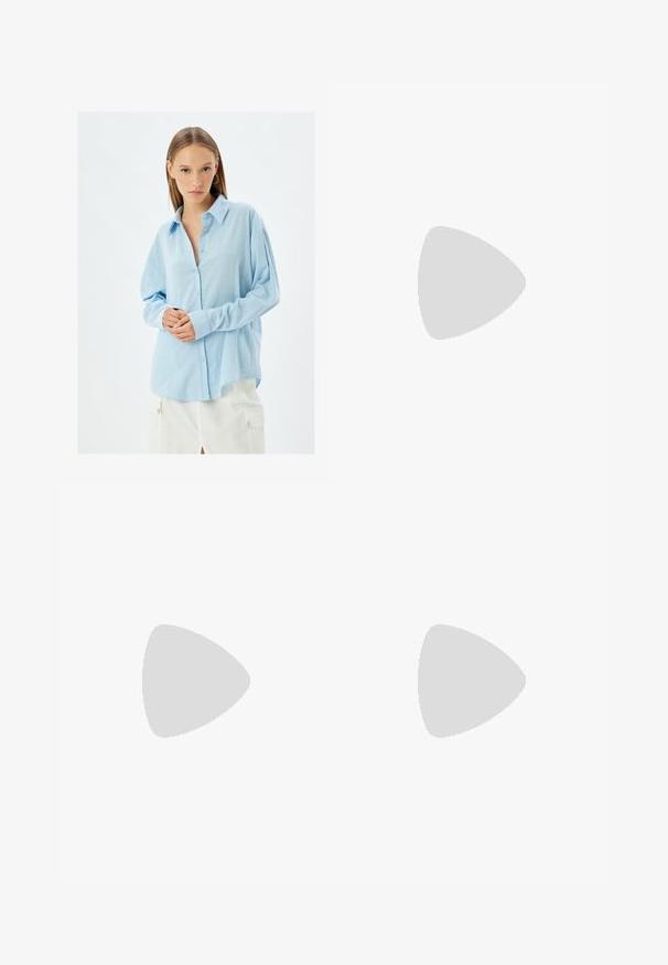 Jasnoniebieska koszula zapinana na guziki, wykonana z miękkiego materiału o teksturowanej strukturze, z długimi rękawami i luźnym krojem, uzupełniona jasnoniebieskimi guzikami.; Spodnie o szerokich nogawkach w jasnym kolorze kremowym. Wykonane z gładkiego materiału, z plisami z przodu i bocznymi kieszeniami.; Sandały na obcasie z kwadratowym noskiem, wykonane z gładkiego, błyszczącego materiału w kolorze brązowym. Charakteryzują się zaokrąglonym wycięciem i smukłym obcasem typu stiletto. Detal w postaci srebrnej klamry.; Torba na ramię w odcieniu brązowym z zamszu, z dużym otworem i długimi frędzlami po obu stronach, charakteryzująca się gładką fakturą i pojedynczym uchwytem.