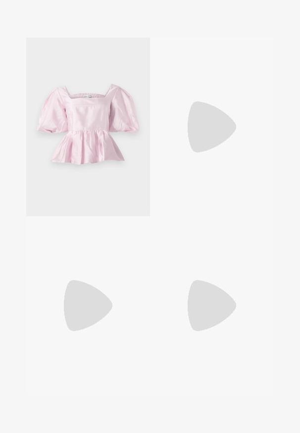 Top peplum de culoare roz deschis, realizat dintr-un material satinat lucios. Prezintă un decolteu pătrat și mâneci bufante cu o margine elastică.; Fustă midi plisată neagră, cu un brâu elastic și neted, acoperită cu un material transparent, având plisuri verticale fine pe întreaga țesătură.; Pantofii cu toc înalt, ascuțiți, de culoare neagră, cu textură de piele de crocodil, având un design elegant, toc în stil stiletto și interior neted de culoare neagră.; Plică din piele de culoare bleumarin, cu textură de crocodil, curea din lanț argintie și clapetă metalică. Formă rectangulară cu design pliabil.