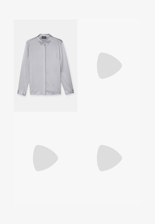 Emporio Armani Camicia - misty grey; Pantaloni neri su misura con design a gamba dritta, dotati di passanti per cintura e tasche laterali. Realizzati in tessuto liscio con una finitura pulita.; Stivali neri in pelle fino alla caviglia con punta affilata e tacco a blocco, abbinati a pantaloni argentati lucidi, che mostrano texture eleganti e colori a contrasto.; Borsa a mano metallica argento con una forma rettangolare elegante, caratterizzata da un dettaglio a fiocco annodato sul davanti e doppi manici corti. Texture liscia.
