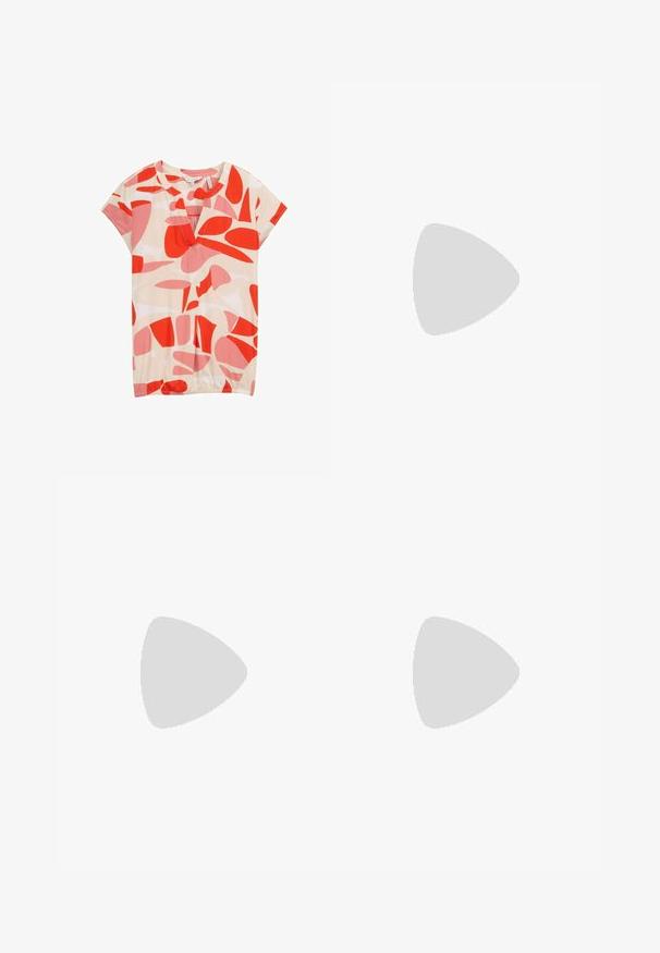 TOM TAILOR T-shirt con stampa - red dots and shapes design; Gonna a pieghe blu navy con una vita ampia, realizzata in un tessuto morbido. Presenta pieghe verticali e arriva a metà polpaccio.; Sandal con tacco alto in suede rosa, con tacco a blocco, punta aperta e cinturino alla caviglia con dettaglio in oro. Fascia frontale piatta.; Borsa a spalla in finta pelle marrone con forma curvata, cuciture minime e un accento in metallo dorato. Presenta una chiusura con zip superiore e una tracolla regolabile.