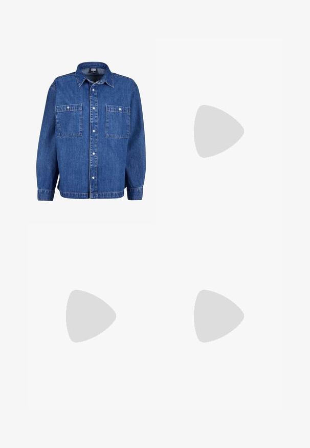 Jeansová bunda v stredne modrej farbe s dlhými rukávmi, zapínaním na gombíky a dvoma prednými vreckami na hrudi. Má klasický golier a voľný strih.; Čierne denimové nohavice s širokými nohavicami a vysokým pásom, so prednými a zadnými vreckami, šitými švami a zapínaním na gombík. Hladká textúra.; Bershka Sandále na vysokom opätku - black; Čierna laková kožená kabelka s ohnutým tvarom, jedným ramenným popruhom, prednými vreckami a striebornými kovovými doplnkami.