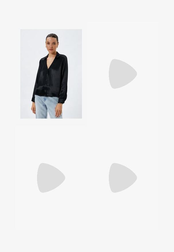 Schwarze Satin-Hemdbluse mit V-Ausschnitt, langen Ärmeln und glatter Textur. Taillierte Passform mit einem dezenten Glanz und klassischem Kragen-Design.; Schwarze Jeans mit geradem Bein, fünf Taschen, Metallknopfverschluss und dezenten Nähten. Glatte Textur.; Schwarze Lederpumps mit spitzem Zehenbereich und niedrigem Blockabsatz. Mit einem Knöchelriemen und einer goldfarbenen Schnalle. Glatte Textur.; Schwarze Handtasche mit strukturierter Form, glatter Textur und einem metallischen Verschluss. Kombiniert mit weiten schwarzen Hosen und offenen Sandalen auf einem Holzboden.