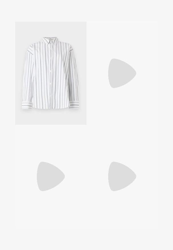 Bijela pamučna košulja s dugim rukavima i klasičnim ovratnikom, ukrašena vertikalnim tamnoplavim prugama. Mekana tekstura.; Široke traperice u tamnoplavom denimu. Imaju pet džepova, petlje za pojas i siroki rub na dnu s vidljivim detaljima šavova.; Crne lakirane sandale na visoku petu s dva remena s kopčama, kvadratnim vrhom i masivnom blok petom, s glatkom, sjajnom teksturom.; Crna kožna torba s lukovitim oblikom, odvojivim remenom i zlatnim detaljima. Torba ima preklop s kopčom.