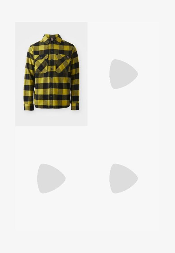 Πουκάμισο φλάνελ σε κίτρινο και μαύρο καρό σχέδιο, με κουμπιά μπροστά, δύο τσέπες στο στήθος και γιακά. Μαλακή υφή, μακριά μανίκια.; Μαύρη βαμβακερή μπλούζα τύπου t-shirt με στρογγυλό λογότυπο στο στήθος. Διαθέτει κοντά μανίκια και σχεδίαση crew neck με ίσια κοπή στο κάτω μέρος.; Χαλαρό παντελόνι από μαύρο τζιν, φτιαγμένο από μαλακό βαμβάκι με ξεθωριασμένο φινίρισμα. Διαθέτει κλείσιμο με κουμπί μπροστά και πλαϊνές τσέπες.; Μαύρα σουέτ αθλητικά παπούτσια με γκρι καμουφλάζ πλαϊνό πάνελ, λευκά κορδόνια και καουτσούκ σόλα. Διαθέτουν ραμμένο λευκό λογότυπο στην πλευρά.