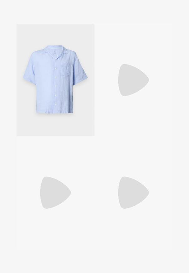 Hele helge sinine linane lühikeste varrukatega särk, millel on nööbiga esiosa, üks rinnatasku ja mugav lõige. Pehme tekstuur ja hingav materjal.; Tumed sinise värviga kohandatud püksid, mis on valmistatud tekstureeritud kangast, kõrge talje, kortsude ja kohandatavate külgrihmadega sobivuse tagamiseks.; Kergedest kollases nahast ja nubukist spordijalatsid, millel on pehme tald ja õmmeldud detailid. Klassikaline nööridega disain ümmarguste varvastega.; Mitmevärviline helmedega kaelakee, kus on tume sinised, punased ja kollased helmed, mille vahel on hõbedased aksessuaarid ja rippuv ripats.