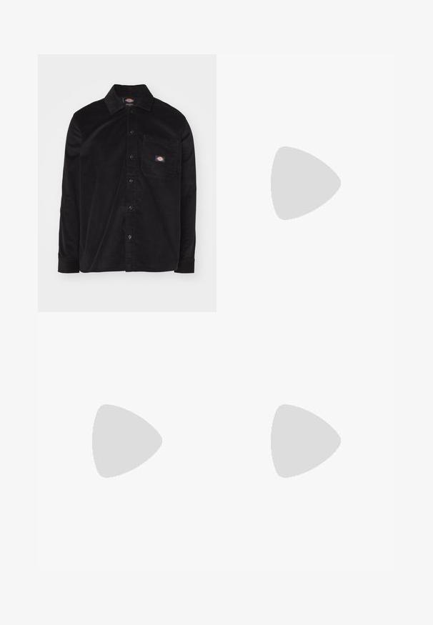 Camisa de pana negra con cuello abotonado, mangas largas, bolsillo frontal y parche con logotipo. Presenta un patrón de tejido texturizado.; Jean de mezclilla azul claro con diseño de pierna recta, con una cintura de altura media, cinco bolsillos y un cierre de botón y cremallera.; Mocasín de cuero negro con un acento de borlas, que presenta una suela gruesa negra y costuras amarillas a lo largo del borde. Acabado texturizado.; Collar de metal plateado de tres capas que presenta cadenas flexibles y elegantes con un ligero brillo, asegurado con un cierre de langosta y cadena ajustable.