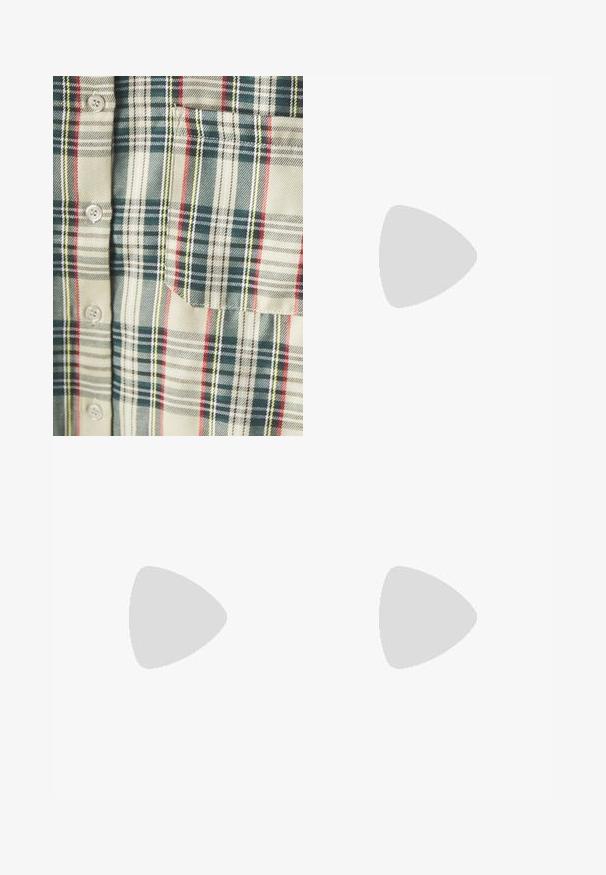Camisa xadrez em creme com detalhes em verde escuro, vermelho e amarelo. Apresenta um bolso e botões redondos, feita de um tecido macio e tecido.; Jeans de perna larga em azul claro, feitos de denim, com dois bolsos frontais, fecho com botão e um efeito desbotado com costura visível.; Bota ankle impermeável castanha com uma sola de borracha resistente, bico redondo, colarinho de couro castanho, atacadores amarelos e um logotipo na lateral.; Bolsa de tecido preta com dois bolsos frontais com detalhes em laço, alças duplas e fecho em zíper. Textura macia e formato retangular.