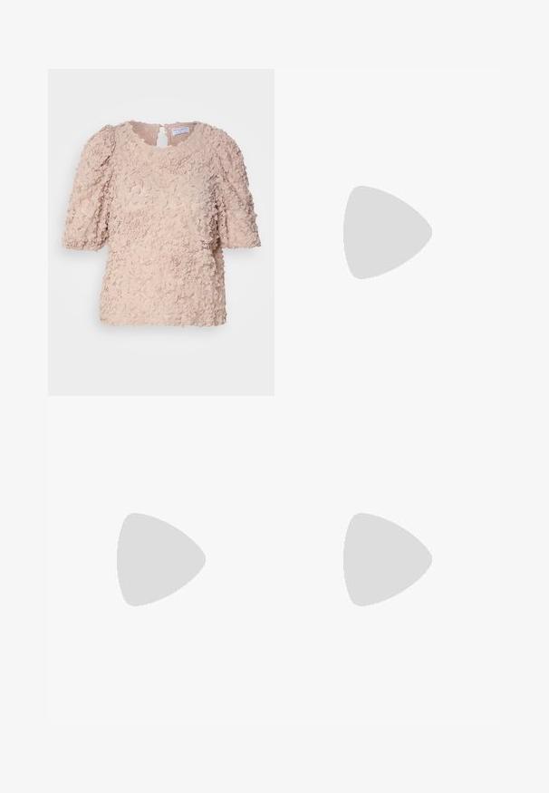 Haut en dentelle florale rose avec des manches bouffantes courtes, un col rond et une fermeture à clé dans le dos, avec un design texturé et superposé.; Jean en denim bleu droit, avec un effet délavé, cinq poches et une braguette classique à boutons. Matière en coton avec des coutures visibles.; Ballerines slingback rose pâle avec un bout pointu, fabriquées en un matériau semblable au cuir lisse. Présentent des découpes sur les côtés et un talon plat.; Sac bandoulière en cuir marron avec une forme incurvée, quincaillerie dorée et un accent en boucle. Comprend une bandoulière détachable.