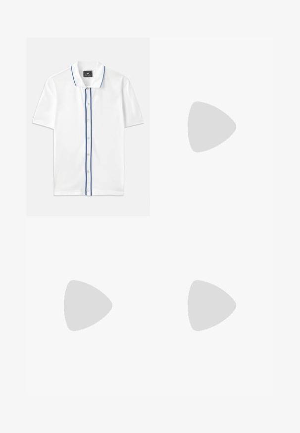 Witte polo met een blauwe accentrand langs de kraag en de knoopsluiting, met korte mouwen en een klassiek knoopsluiting ontwerp.; Witte denim jeans met een rechte pijp ontwerp, voorzien van vijf zakken, een metalen knoopsluiting en minimale stikseldetails.; Zwartegeweven instap schoenen met een glad leren accent aan de bovenkant, een ronde neusontwerp en een laag profiel rubberen zool.; Zwarteleren schoudertas met een ritscompartiment, logo-detail en een verstelbare band met merk. Draag gezien tegen een gestructureerde marineblauwe trui.