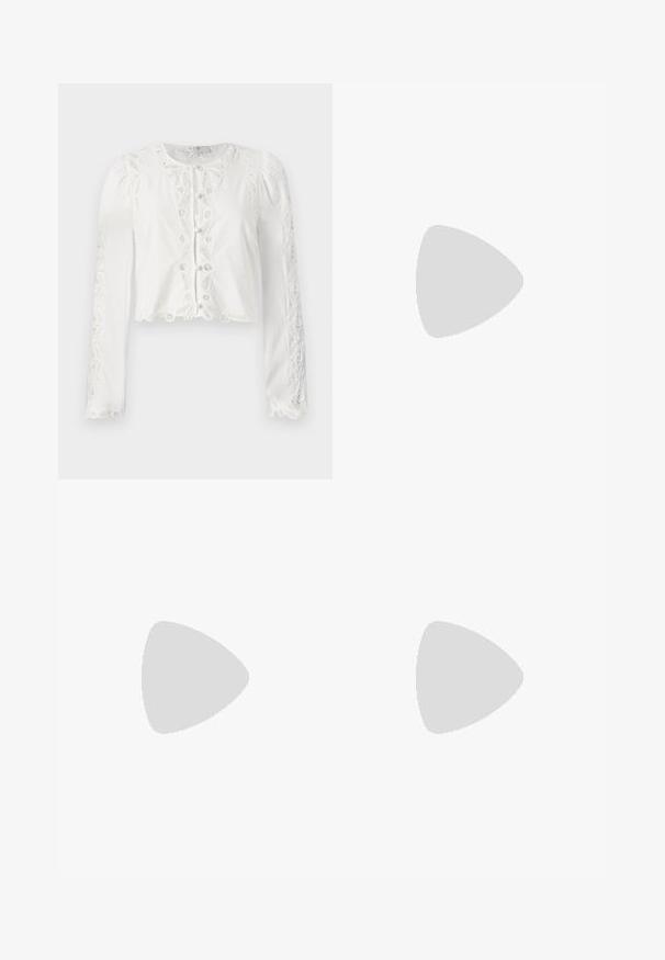 Blusa bianca corta con maniche lunghe, dettagli in pizzo e chiusura a bottoni sul davanti. Tessuto testurizzato con orlo a scallope e accenti ricamati.; Pantaloni shorts in denim azzurro chiaro con una vestibilità comoda, caratterizzati da vita alta, tasche laterali e chiusura a bottone. Texture sbiadita su tutta la superficie.; Scarpa slingback nera in pelle con punta affusolata, cinturini decorativi con occhielli metallici e tacco basso a blocco. Superficie testurizzata.; Borsa a tracolla nera in pelle con superficie texturizzata, forma rettangolare, tracolla regolabile e una decorazione con logo metallico sul fronte.