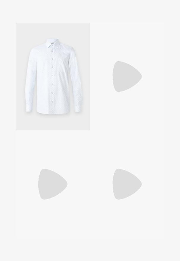 Hvid langærmet skjorte med et diskret lyseblåt mønster, klassisk krave, knappet front og glat stofstruktur.; Sæt af fem t-shirts i sort, hvid og marineblå. 100% bomuldsstof, korte ærmer, rund halsudskæring og ensartet overflade uden mønstre.; Grønne mønstrede bukser med et slangeprintdesign i nuancer af brun og orange, lige snit og en glat tekstur.; Sorte læder loafers med en glat finish, rund tå og en lille dekorativ flap. Har en lav stablet hæl og en subtil brandingdetalje.