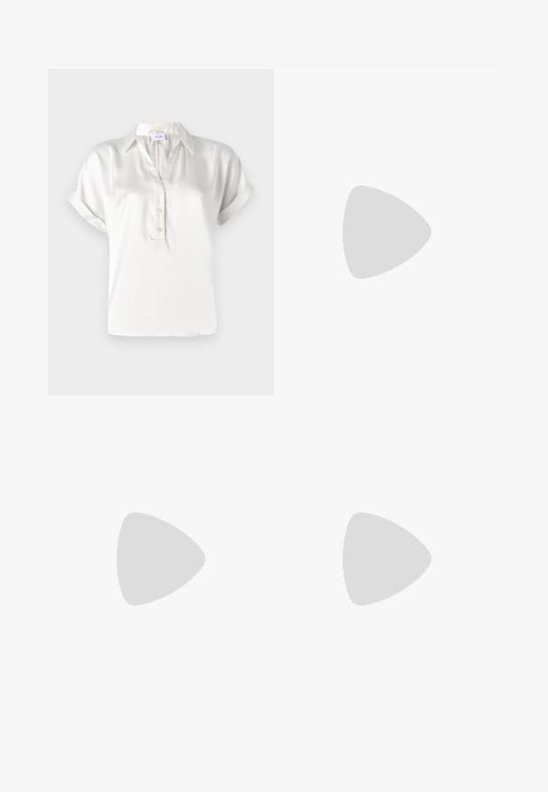 Bijela satenska polo majica kratkih rukava s gumbima, standardnim ovratnikom i zavrnutim rukavima, koja se ističe glatkom teksturom i čistim linijama.; Široke traperice u tamnoplavom denimu. Imaju pet džepova, petlje za pojas i siroki rub na dnu s vidljivim detaljima šavova.; Crne lakirane slingback potpetice s oštrim prstom i malom blok petom, s naglaskom na srebrnoj kopči na remenu.; Crna kožna torba s lukovitim oblikom, odvojivim remenom i zlatnim detaljima. Torba ima preklop s kopčom.