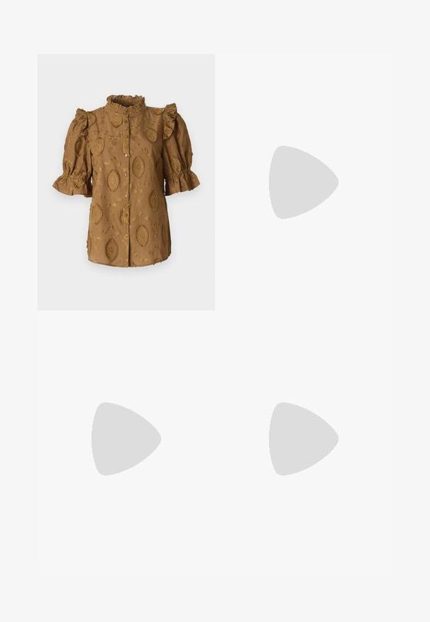 Blusa marrone con maniche a sbuffo, colletto arricciato e motivi floreali in rilievo. Chiusura frontale con bottoni; tessuto morbido e strutturato.; Pantaloni in ecopelle nera con motivo a coccodrillo, vestibilità slim, design a gamba dritta, con chiusura frontale con bottone e vita standard.; Tacchi slingback in pelle nera con punta affusolata, caratterizzati da un tacco alto e un accento dorato sulla cinghia regolabile. Texture liscia.; Borsa a mano in pelle nera con un design strutturato, caratterizzata da una forma corta, manico superiore e accessori in metallo dorato. Inclusa tracolla regolabile.