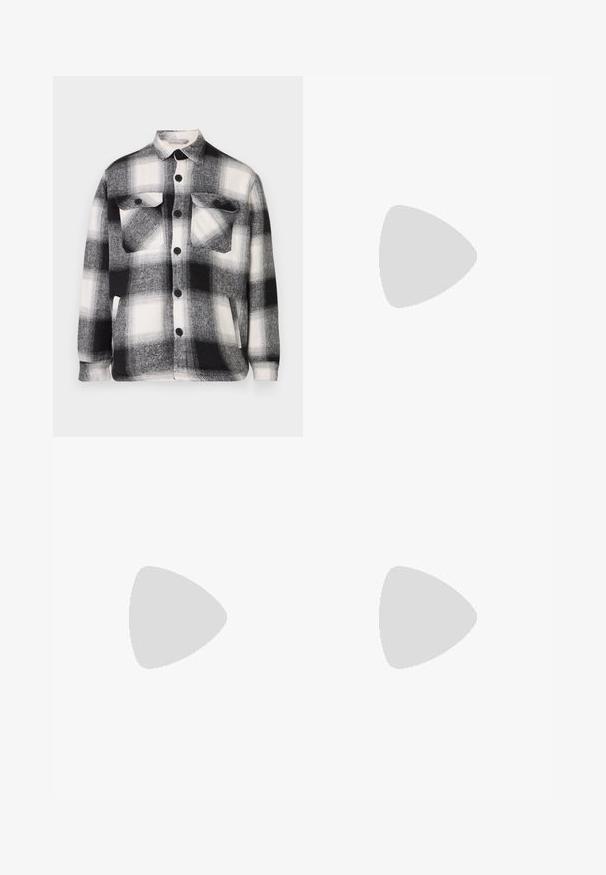 Chemise en flanelle à carreaux noirs et blancs avec des manches longues, fermeture à boutons sur le devant, poches poitrine doubles et col classique. Texture douce.; Pantalons cargo camouflés dans des nuances de gris et blanc, dotés de plusieurs poches et d'un cordon de serrage aux poignets pour un ajustement personnalisable.; Baskets de sport noires avec une semelle épaisse, des panneaux en mesh et des accents en caoutchouc. Elles disposent d'une sangle de traction à l'arrière et de motifs texturés.; Lunettes de soleil grises angulaires avec des détails en argent, sur un fond clair. Les verres présentent une forme géométrique unique.