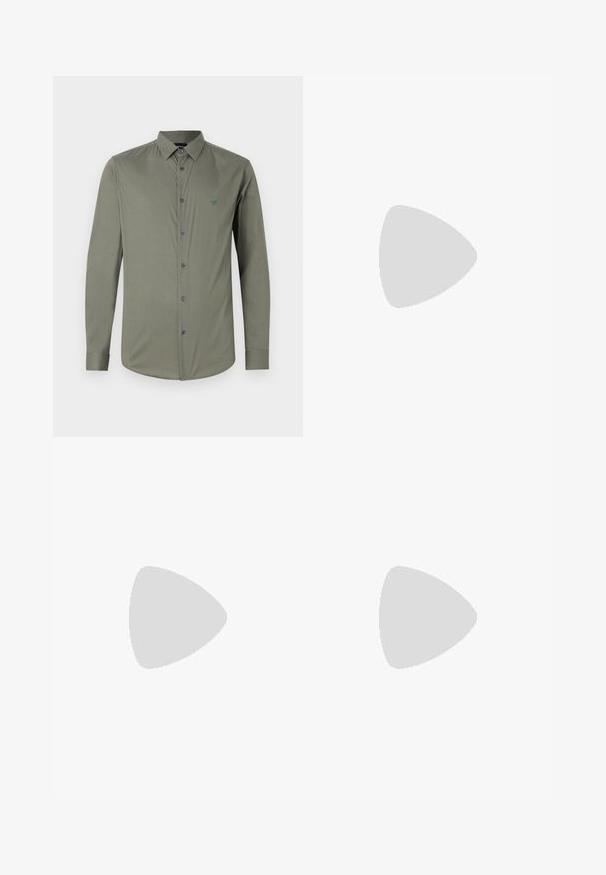Emporio Armani Camicia - mulled basil; Jeans in denim blu scuro con vestibilità slim, caratterizzati da schizzi di vernice, cuciture visibili e design classico a cinque tasche. Taglio dritto.; Sneaker in pelle bianca con una finitura liscia, punta rotonda, lacci piatti e suola testurizzata. Presenta un logo discreto sul tallone.; Occhiali da sole neri rotondi con lenti scure e sottili bracci in metallo. Include punte trasparenti e accenti argentati alla cerniera. Design minimalista.
