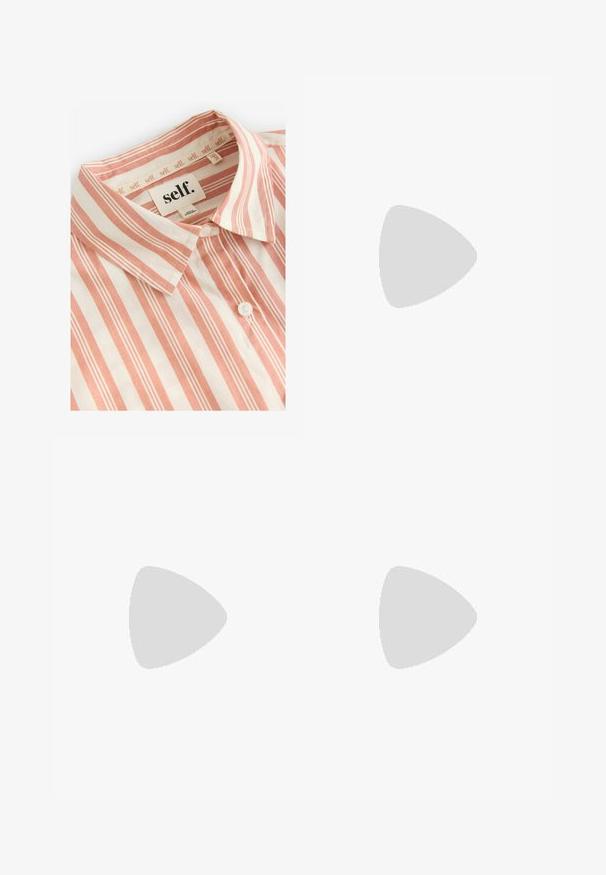 Self. Chemisier - rust brown stripe; Pantalons en denim sombre à jambe large avec des coutures contrastantes, taille haute et coupe droite. Comprend des poches avant et une fermeture classique à boutons.; Sandale noire à glissière avec deux accents de boucle en or, en matériau lisse, semelle plate et design minimaliste.; Sac fourre-tout en cuir marron avec une texture lisse, design à ouverture supérieure et deux poignées pour le porter à l'épaule. Présente des coutures minimales et aucun matériel visible.