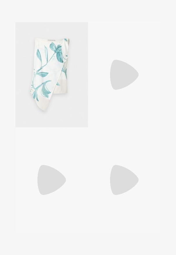 Étoffe légère avec un motif floral teal sur fond blanc. Elle présente un détail en nœud à une épaule et une texture lisse.; Jean large en denim bleu clair avec taille haute, deux poches avant et coutures visibles. Fermeture à bouton et à zip.; Vagabond JOLIN - Ballerines - black; Sac à main en cuir noir avec une forme de éventail unique, doté de poignées plates. La surface présente une texture granuleuse et un design minimaliste.