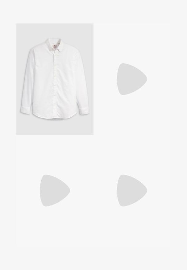 Camicia bianca a bottoni in cotone con maniche lunghe, collo con risvolto e orlo curvo. Presenta bottoni gialli e un marchio discreto.; Jeans in denim blu scuro con un design ampio e svasato. Le caratteristiche includono una chiusura con bottone, tasche frontali e dettagli di cucitura visibili.; Sneaker nera Adidas Superstar con strisce bianche, punta a conchiglia e testo "Superstar" su un lato, mostrata in profilo laterale su sfondo bianco.; Borsa da viaggio in pelle marrone con chiusura a zip, doppie maniglie, tracolla regolabile e motivi di texture visibili sulla superficie.