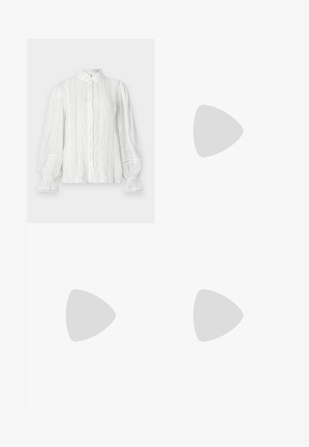 Vit blus med knappar och volangkrage, vertikala ränder och textilstruktur. Har elastiska puffärmar med spetkanter.; Marinblå skräddarsydda byxor med rak passform, tillverkade av ett slätt tyg. Har bälteshällor, framfickor och en ren midjedesig.; Bruna läderloafers med en glänsande yta, försedd med en dekorativ guldkoppling på framsidan och en låg blockklack. Klassisk design.; Brun mockaskväsk med en mjuk textur, öppen topp och en enda axelrem. Har en slät yta och minimal detaljering.