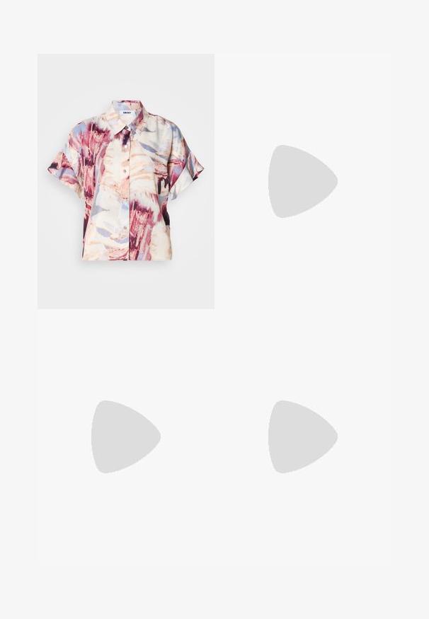 Īss piedurkņu blūze ar pogām un apkakli, ar abstraktu akvareļa rakstu violeta, bēša un gaiši zila toņos.; Gaiši zilas platās kājas džinsi, izgatavoti no denima, ar augstu jostas vietu, izbalinātu krāsu un smalku krāsošanas rakstu priekšpusē.; Baltā zema topa sporta apavas ar melnu papēža cilni, platformas zoli, auklēm un Calvin Klein "CK" logo sānos.; Sudraba gredzena auskari ar faktūras dizainu, kas ietver vertikālas rievas. Apaļa forma ar drošu aizdari. Gluda apdare.