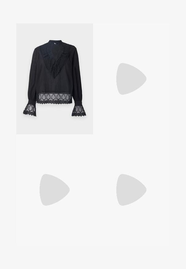 Bluză neagră din material texturat, cu un guler volanat și accente din dantelă transparentă la mâneci și la marginea de jos, decorate cu broderie florală.; Pantaloni evazați negri din țesătură, cu talie înaltă, detalii cu cusături frontale și patru butoane decorative la talie.; Pantofii slingback din piele neagră, cu vârf ascuțit, toc subțire și un accent decorativ sub formă de fundiță. Textură netedă și design elegant.; Geantă din piele matlasată neagră cu un brâu de lanț, având accente cu cranii și închidere cu fermoar. Suprafață texturată cu un finisaj lucios.