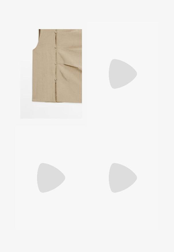 Beige linnen vest met een licht gestructureerd oppervlak, voorzien van metalen knopen langs de zijkant en twee gestikte zakken.; Bruine, knielange rok van gladde stof met een gedrapeerd ontwerp bij de taille. Heeft een rechte snit en een zachte textuur.; Zwarte patenten leren sandalen met hak, voorzien van een vierkante neus, een slanke enkelband en kruislingse voorbanden met een hoge stiletto hak.; Zwarte gepatineerde leren clutch met een gouden schouderband, voorzien van een eenvoudig klepontwerp en een gepaäst logo aan de voorkant. Gladde, glanzende afwerking.