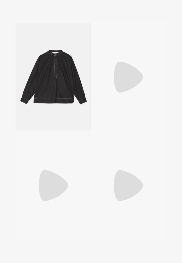 Blusa negra de manga larga en tejido ligero, con un frente fruncido, cuello abotonado y costuras blancas en contraste a lo largo del dobladillo y los puños.; Pantalones de talle alto marrones con pliegues, hechos de tela suave. Corte holgado, diseño de pierna recta, con lazos para cinturón y cremallera.; Botín de cuero marrón hasta el tobillo con punta afilada, diseño elegante y un tacón negro delgado. Superficie texturizada con un patrón sutil.; Gafas de sol de gran tamaño en carey marrón con un amplio marco rectangular y lentes graduados. Detalles del logo en dorado en el lateral.