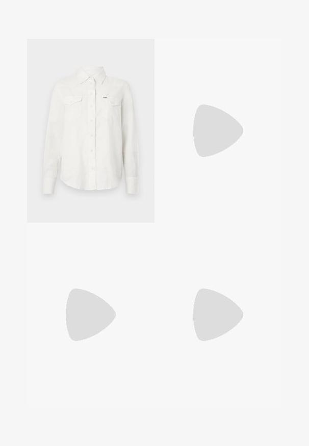 Hvit langermet skjorte laget av lett stoff med krage som kan kneppes ned, to brystlommer og en liten logo på venstre side.; Lys blå vide jeans laget av denim. Har knappe- og glidelåsåpning, fem lommer, og en falmet finish med en litt slitt kant.; Lyseblå åpne tå hæl mules med geometrisk design, med en bred stropp over foten og en fyldig, vinklet hæl.; Mørkeblå denimveske med en myk, slapp form, som har en hobo-stil håndtak og en teksturert overflate. Ingen synlige maskinvaredetaljer.