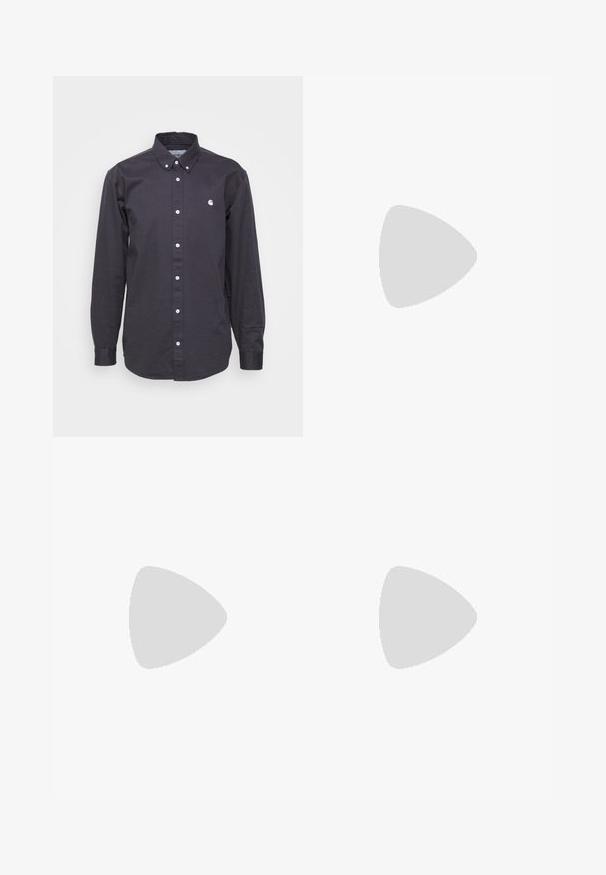 Carhartt WIP MADISON - Košile - charcoal; Tři bílé žebrované tílka vyrobené z bavlny. Mají kulatý výstřih a malé černé štítky poblíž lemu. Dostupné v několika velikostech.; Černé lehké nylonové cargo kalhoty s elastickým pasem, nastavitelnou šňůrkou a několika vrstvenými kapsami na nohách.; Bílé sportovní boty s texturovanými překryvy, masivní podrážkou a šedými akcenty. Na nohou mají bílé ponožky a zelené šortky na modrém povrchu.