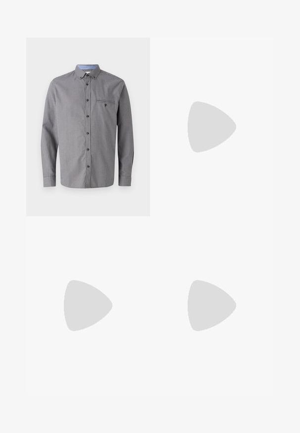 Grijze geblokte overhemd met lange mouwen, button-down kraag, borstzak en contrasterende lichtblauwe binnenkraag. Voorzien van bruine knopen.; Zwarte broeken met een recht model, gemaakt van een gladde stof. Voorzien van een voorplooien en een enkele knoopsluiting bij de taille.; Zwarte leren instappers met een ronde neus, decoratieve stiksels en een lage hak. Gladde textuur met een subtiele glans. Klassiek ontwerp zonder versieringen.; Zwarte zonnebril met rechthoekige montuur, grijs getinte glazen en een uitgesneden ontwerp bij de neusbrug. Strak, glanzend kunststof materiaal met smalle veren.; Zwarte lederen schoudertas met een klepsluiting, verstelbare strap, gladde textuur en een minimalistisch ontwerp. Fijne stikselaccenten zichtbaar.