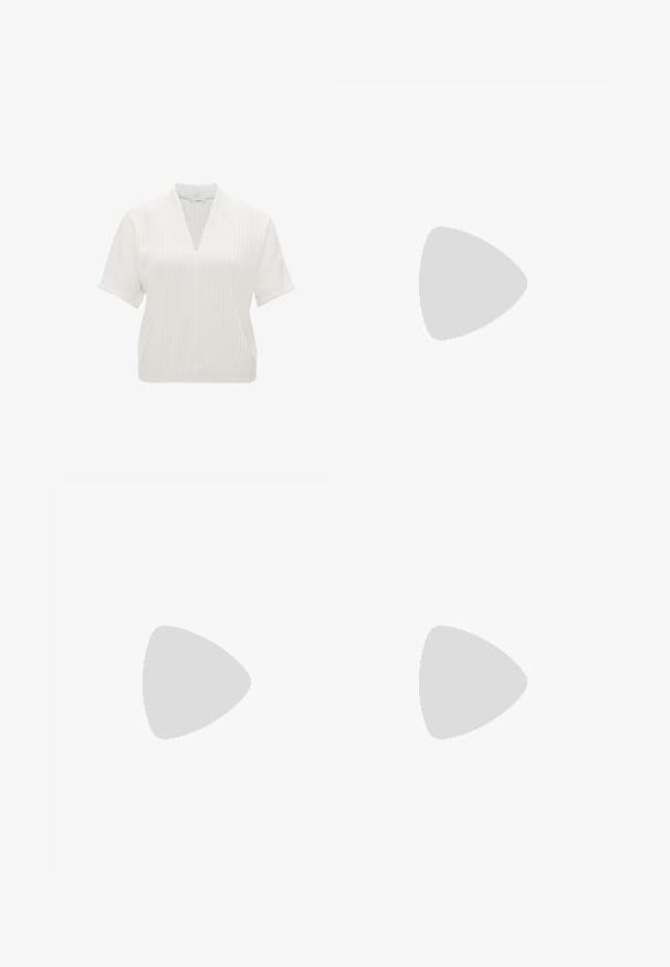 Kurzärmeliges weißes Oberteil mit V-Ausschnitt, das ein strukturiertes, gestreiftes Muster und einen lockeren Schnitt aufweist. Einfaches Design ohne zusätzliche Akzente.; Braune weite Hosen mit glatter Textur, ausgestattet mit einem schwarzen Gürtel in der Taille und seitlichen Taschen. Maßgeschneiderter Schnitt und lockere Passform.; Schwarze Lackleder-Slingback-High Heels mit spitzem Schuh und einem geometrischen Blockabsatz. Verfügt über ein schlankes, minimalistisches Design und eine glatte Textur.; Braune Leder-Crossbody-Tasche mit geschwungener Form, goldfarbenen Beschlägen und einer Schnallenakzentuierung. Verfügt über einen abnehmbaren Schultergurt.
