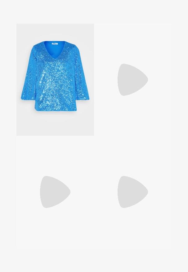 b.young BYSOLIA - Blúz - swedish blue; Világoskék farmernadrág egyenes szárú szabással, magas derékkal, öt zsebbel és rojtos szegéllyel.; Ezüst slingback magas sarkú cipő hegyes orral, fémszerű felülettel, két dekoratív pánttal és vékony sarkú, fekete végű dizájnnal.; 16 darab ezüst karkötő különböző textúrákkal, köztük sima, csavart és gyöngyös mintázattal, négy sorba rendezve, fehér háttér előtt.