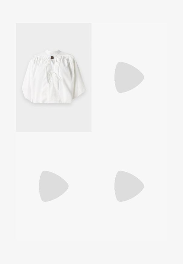Blusa bianca con maniche a sbuffo arricciate, colletto alto, chiusura con cravatta frontale e pieghe verticali, realizzata in un tessuto leggero e testurizzato.; Abito nero doppiopetto con maniche corte, revers a scialle bianco e bottoni neri. Vestibilità su misura con un design strutturato.; Scarpa nera in pelle con tacco alto, punta affusolata, cinturino alla caviglia e tacco sottile. Texture liscia con un accento dorato alla base del tacco.; Borsa a pochette bianca con un design a trama testurizzata e trapuntata. Presenta una tracolla sottile e removibile e un accento in metallo argentato nella parte anteriore.
