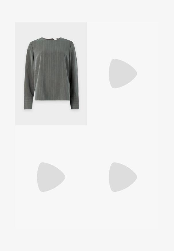 Haut à manches longues gris rayé avec un col rond et une coupe décontractée. Des rayures verticales en gris clair contrastent avec la texture de tissu plus foncé.; Pantalons taper gris foncé avec poches latérales et plis avant, conçus pour un ajustement sur mesure.; Mocassins en cuir noir avec un talon plat, présentant un détail décoratif en métal doré à l'avant et une texture lisse.; Sac à main noir à la forme structurée, texture lisse et fermoir métallique. Associé à un pantalon noir ample et des sandales ouvertes sur un sol en bois.