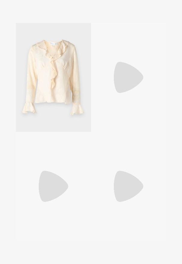 Cremfarbene Bluse mit einem strukturierten Blumenmuster, gerüschtem Ausschnitt und weit ausgestellten Ärmeln. Verfügt über ein Wickeldesign und einen subtilen Glanz.; Weite Jeans aus Denim in Mittelblau, mit hoher Taille, Knopfverschluss und kontrastierenden vertikalen Nahtdetails an der Vorderseite.; Braune Lackleder-Slingback-Schuhe mit spitzer Zehe und moderatem Absatz. Mit einem Schnallenriemen für einen sicheren Sitz. Glatte Textur.; Schwarze Laptoptasche aus Leder mit glatter Textur, rechteckiger Form und zwei langen Griffen. Keine sichtbaren Beschläge oder Verzierungen.