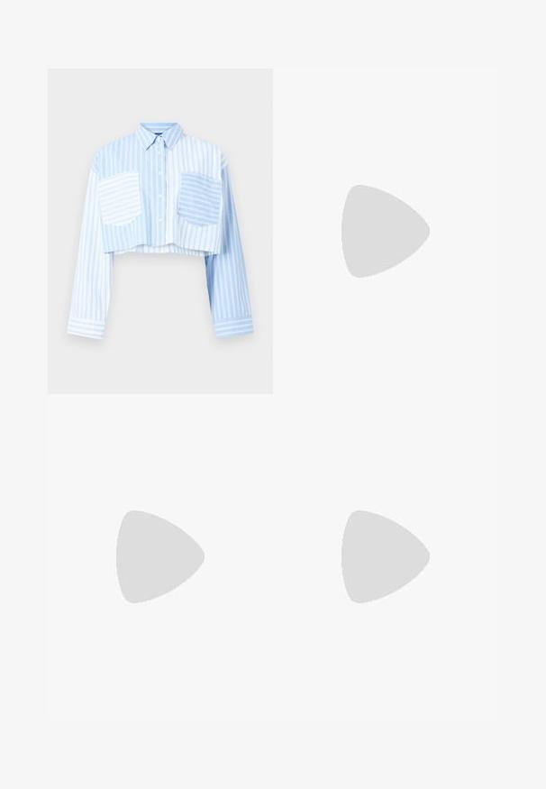 Világoskék és fehér csíkos, cropped ing, két elülső zsebbel és egyszínű kék hátsó panellel. Hosszú ujjak.; Fekete, bőszárú farmernadrág, állítható derékkal, öt zsebbel és kontrasztos varrási részletekkel. Lapos elülső dizájn.; Fekete gumipapucs, textúrált pánttal és egyszerű lapos talppal, oldalnézetből, világos háttér előtt.; Fekete napszemüveg ovális lencsékkel, fényes műanyag kerettel és karcsú szárakkal. A Ray-Ban logó fehér színben látható az oldalon.