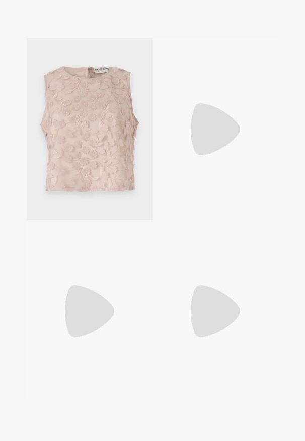 Ärmelloses Top in Hellrosa, mit floraler Stickerei und erhabenen Akzenten, runder Halsauschnitt und verdecktem Reißverschluss hinten. Weiches, transparentes Material.; Weite Hosen aus einem weichen rosa Stoff, mit flachem Vorderteil, Taillenbund mit Gürtelschlaufen und einer glatten Textur.; Weiße Slingback-Sandalen mit einem leichten Absatz, dünnen Riemen und einer glatten Ledertextur; verfügen über eine kleine dekorative Schnalle.; Weiße Handtasche mit einem strukturierten, geschwungenen Design. Verfügt über einen auffälligen Griff und einen abgerundeten Boden, mit einer glatten Oberfläche und minimalem Beschlag.