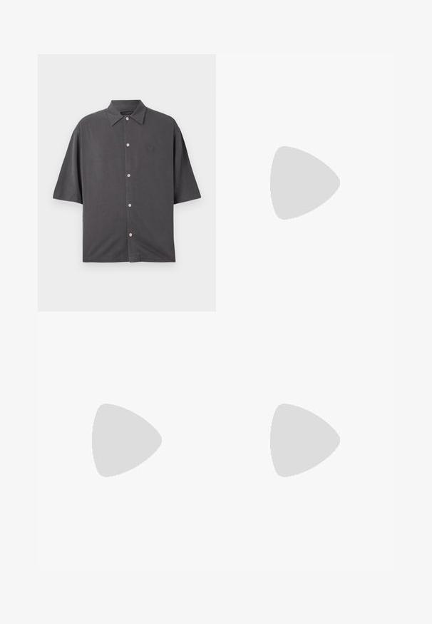 Camisa de manga corta en gris carbón, hecha de una tela suave. Presenta un cuello tradicional, botones rosas y un sutil logo bordado en el pecho.; Polo negro de manga corta con un patrón abstracto texturizado. El cuello es plano y ligeramente abierto, realzando el diseño relajado.; Pantalones cortos de mezclilla en azul claro con un corte clásico. Cuenta con cinco bolsillos, acentos de costura naranja y dobladillos sin acabar.; Mocasines de cuero negro con un acabado suave, punta redondeada y costuras decorativas en la parte superior. Tacón bajo apilado y un ligero brillo.