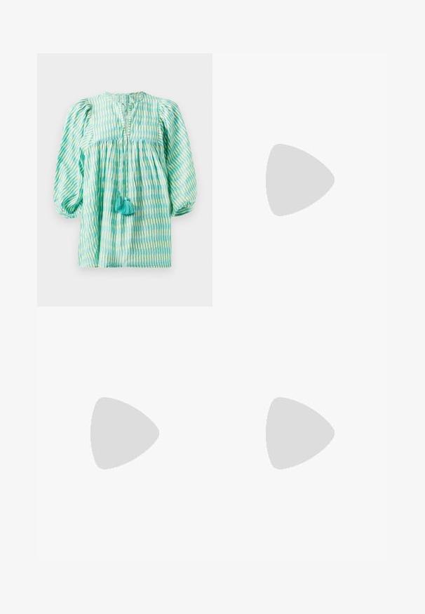 Lett, teal- og grønnstripet bluse med puffede ermer, samlet midje, nøkkelhullsutsnitt, og to turkise frynser foran.; Hvit bomull T-skjorte med rund hals og korte ermer, med en avslappet passform og minimalistisk design. Merke synlig ved nakken.; Lys blå denim maxi skjørt med rett snitt, med sidespalter og fem-lommers design. Fremtredende søm og metallknapplukking.; Svart skinnballettflatt med rund tå, glatt tekstur, minimal sømdetalj, og et fleksibelt såledesign.