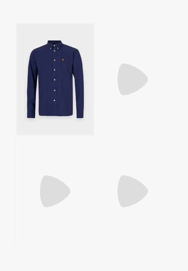 Tummansinisestä puuvillasta valmistettu pitkähihainen paita, jossa on napillinen kaulus, etutasku ja pieni keltainen logo rinnassa.; Pitkähihaisesta valkoisesta puuvillapaidasta, jossa on pyöreä pääntie, sivuhaalareita alaosassa ja sileä pinta, näkyy takaa.; Vaaleansiniset farkut suoranlahkeisella muotoilulla, viisi taskua, nappisuljenta, vähäinen kuluminen ja kontrastiväriset ompeluyksityiskohdat.; Valkoinen tennari, jossa on sileä nahkapäällinen ja matala profiili. Ominaisuuksiin kuuluu pyöreä kärki, kuusi rei'itystä ja teksturoitu kumipohja.