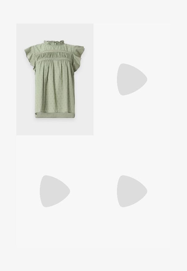 Lys grøn bluse med flæser på de korte ærmer, smocket bodice og subtilt, gentaget blomstermønster. Fremstillet af letvægtsstof.; Bredbens-denimbukser med en lys til mørk blå gradient, høj talje, bælteløkker og et matchende stofbælte. Tekstureret denimfinish.; Sorte patentlæder slingback hæle med spids tå og en geometrisk blok hæl. Har et elegant, minimalistisk design og en glat tekstur.; Sort læderhåndtaske med en buet form, aftagelig rem og guldfinish. Tasken har en klap med en spænde detalje.