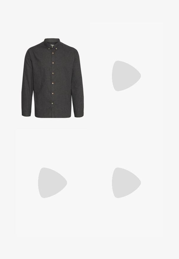 Mörkgrå skjorta med knappar, gjord av texturad tyg, med långa ärmar, krage och tanfärgade knappar längs framsidan.; Smala jeans i blekt grå denim, med slitna detaljer vid knäna, kombinerat med vita sneakers. Slät struktur, slim fit-design.; Svarta läderankelboots med snörning framtill, gul söm, rund tå och en tjock, texturerad gummisula.; Snygg klocka i silverfärgad rostfritt stål med en marinblå urtavla, metalliska timmarkörer och en datummarkering vid klockan tre. Vattentålig ner till 50 meter.