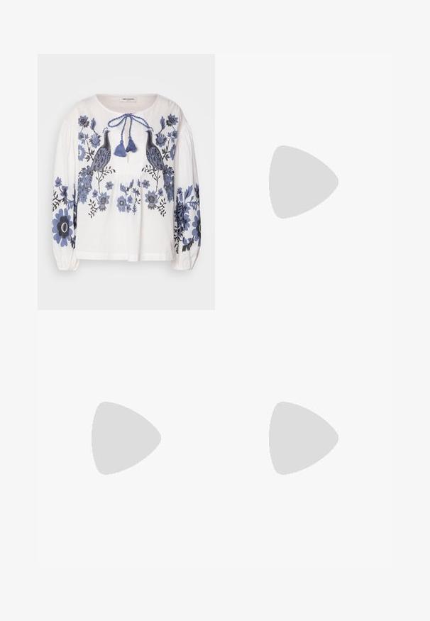 Hvit bomullsbluse med blå blomster- og påfuglbroderi, med rund hals, innsamlede lange ermer og en knyte-detajl foran.; Hvite, skreddersydde bukser med rette ben, med knapplukking, beltehemper og sidelommer; glatt tekstur.; Beige flate sandal med flere slanke stropper og en justerbar spenne. Sålen er flat med en svak mørk kontrast langs kanten.; Hvit strukturert håndveske med korte håndtak og skulderreim, med detaljer i gullfinish og teksturert materiale, vist mot en grå bakgrunn.