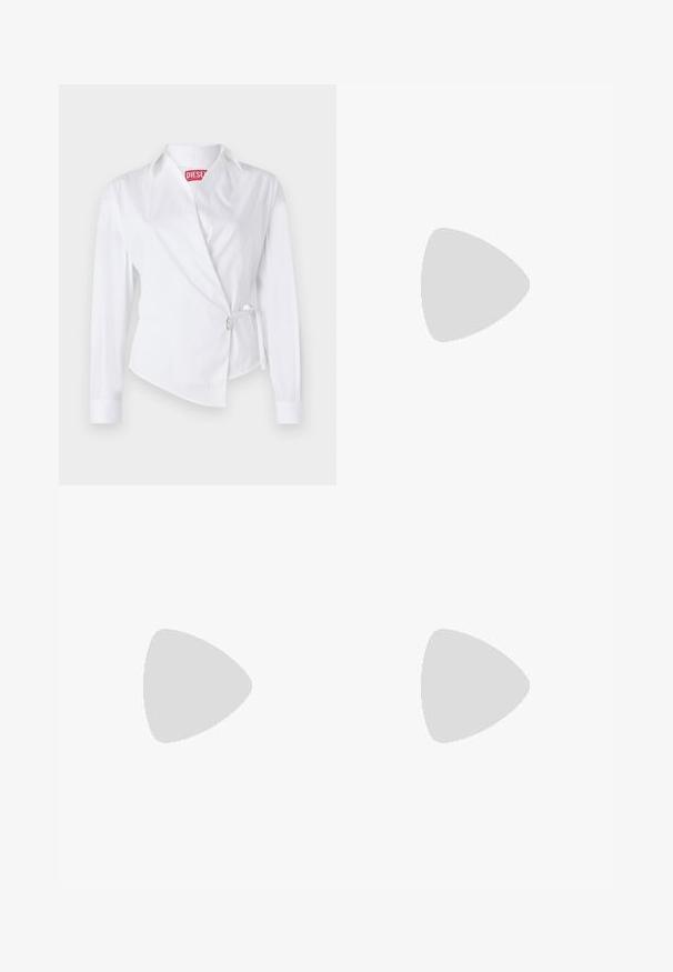 Cămașă albă cu mânecă lungă, cu un design înfășurat, având un guler ascuțit, un tie lateral și un etichetă cu logo în roșu. Fabricată dintr-un material neted cu o textură crocantă.; Jeans din denim albastru deschis cu talie înaltă, croială evazată, două buzunare laterale și un design pliat. Textură moale cu un finisaj decolorat.; Sandale slingback din piele neagră cu vârf ascuțit, având un toc subțire și un accent de culoare aurie pe curea ajustabilă. Textură netedă.; Geantă de mână bleu deschis, cu o formă structurată, din piele netedă, două mânere și un logo de brand triunghiular pe față. Închidere cu fermoar.