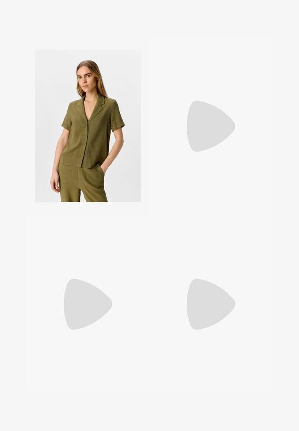 Olivengrøn bluse med korte ærmer, notch-krave, knaplukning foran og en afslappet pasform, lavet af letvægts tekstureret stof.; Sorte brede bukser lavet af et glat stof, med en frontknaplukning, to sidelommer og dybe plisseringer.; Røde patenteret læder slingback hæle med spids tå, to spændebånd og en slank, mellemhøj stiletto hæl. Glat tekstur.; Sort læderhåndtaske med en buet form, aftagelig rem og guldfinish. Tasken har en klap med en spænde detalje.