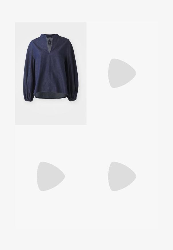 Dunkelblaues, langärmeliges Shirt aus strukturiertem Denim, mit einem gespaltenen Rundhalsausschnitt und gerafften Bündchen in einem lässigen Schnitt.; BDG Urban Outfitters DETROIT - Cargohose - sand; Schwarze Wildledersneaker mit weißen Akzenten und einem goldenen Logo. Getragen mit hellblauen Jeans und auf einer strukturierten blauen Oberfläche platziert.; Grau gefärbte Leder-Clutch mit einer weichen, strukturierten Oberfläche und einem Reißverschluss. Mit einem eingeprägten Logo auf der Vorderseite. Lässt sich mit einer Hand halten.