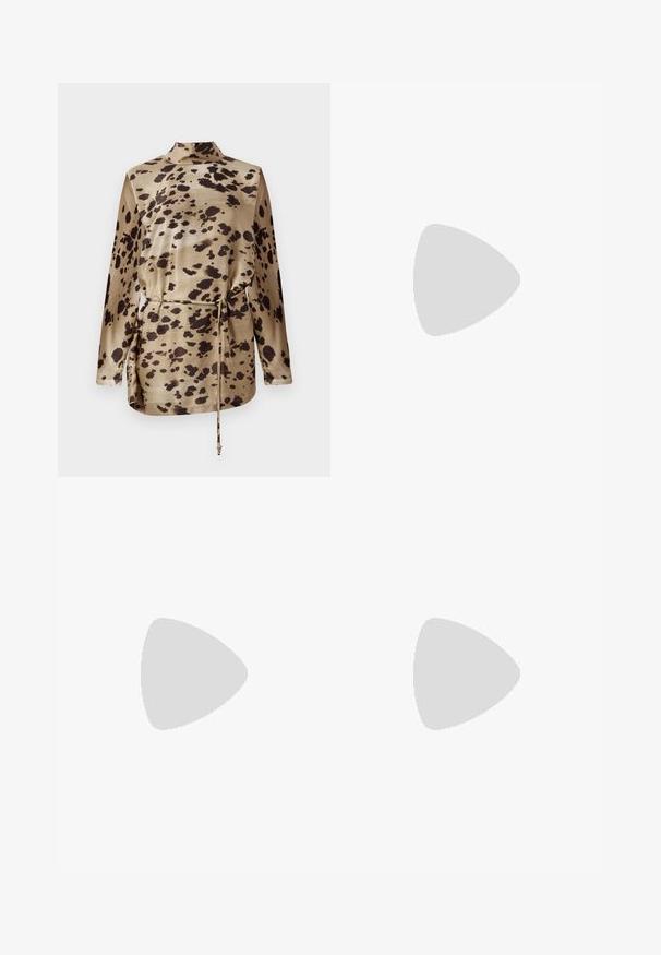 Bluza dugih rukava u leopard uzorku od bež satena, s visokim ovratnikom, uzicom u struku i glatkom, sjajnom teksturom.; Crne hlače ravnog kroja, s prednjim džepovima i bočnim prorezima na rubu. Izrađene od mekog i glatkog materijala. Pogodne za razne prigode.; Crna kožna cipela s visokim potpeticama, špicastim vrhom i metalnim srebrnim vrhom. Ima glatku završnu obradu i tanku petu visine 10 cm.; Smešnjak smeđi toaletni torba s dvostrukim ručkama, trakama za zakopčavanje i ležernim, blago opuštenim oblikom.